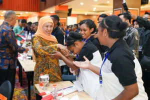 Khofifah Minta Guru Maksimal Bimbing Pelajar Program ADEM Papua Jadi Generasi Unggul