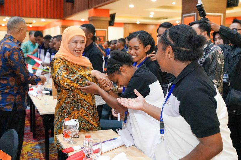 Khofifah Minta Guru Maksimal Bimbing Pelajar Program ADEM...