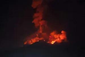 Meterial Pijar Terlontar dari Kawah Gunung Karangetang  