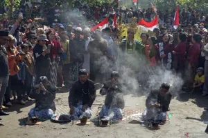 Ritual Larung Sembonyo di Pantai Sidem Tulungagung