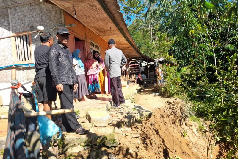 BPBD Garut Turunkan Tim Asesmen, Tanah Bergerak dan Longsor Terjang Banjarwangi.