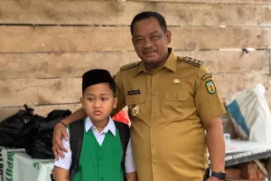 Bupati Luwu Antar Anak di H...