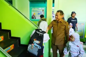 Ikuti Gerakan Ayah Antar Anak, Bupati Kudus Antarkan Putrinya ke Sekolah