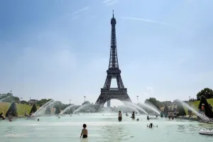 Menara Eiffel Tutup Lebih Cepat Gara-Gara Gelombang Panas