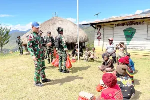 Satgas Pamtas Yonif 511/DY Salurkan Bantuan Sembako di Distrik Tiom Lanny Jaya