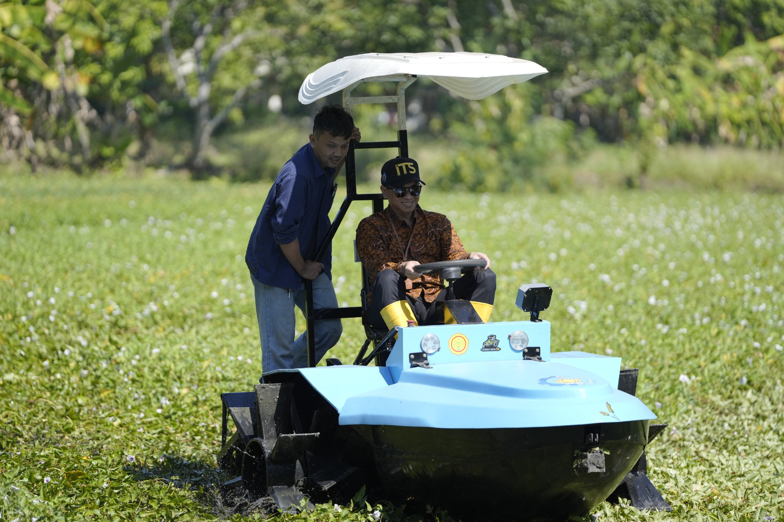 Atasi Pertanian Lahan Gambut, ITS Ciptakan Traktor Perahu...
