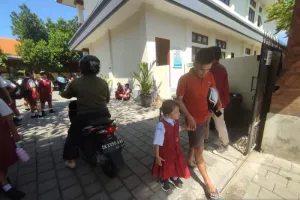 BKKBN Nilai Gerakan Ayah Antar Anak Sekolah Sesuai Budaya di Bali