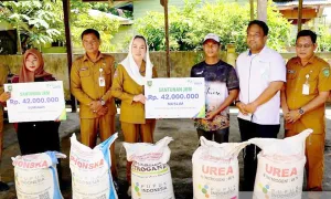 Bupati Natuna Cen Sui Lan Serahkan Santunan JKM BPJS Ketenagakerjaan Petani