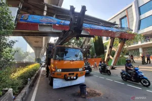 Gara-gara Sopir Main Ponsel, Truk Nyangkut di JPO Tendean