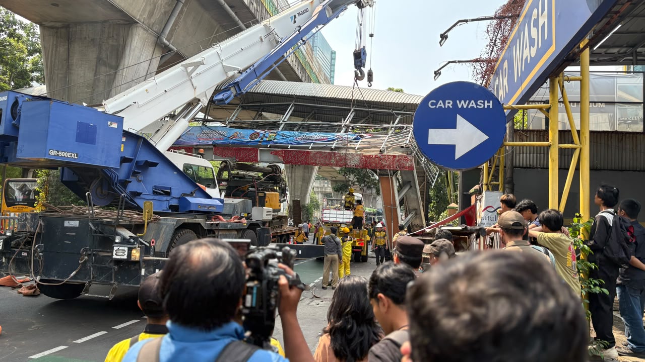 JPO Tendean Tertabrak Truk Crane, Dishub DKI Sekat 4 Titi...