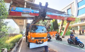 Periksa Peta di Ponsel Jadi Penyebab Truk Angkut Alat Berat Tersangkut di JPO Tendean