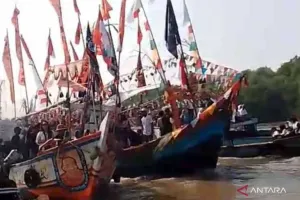 Ratusan Kapal Iringi Prosesi Larung Sesaji di Perairan Muaragembong Bekasi