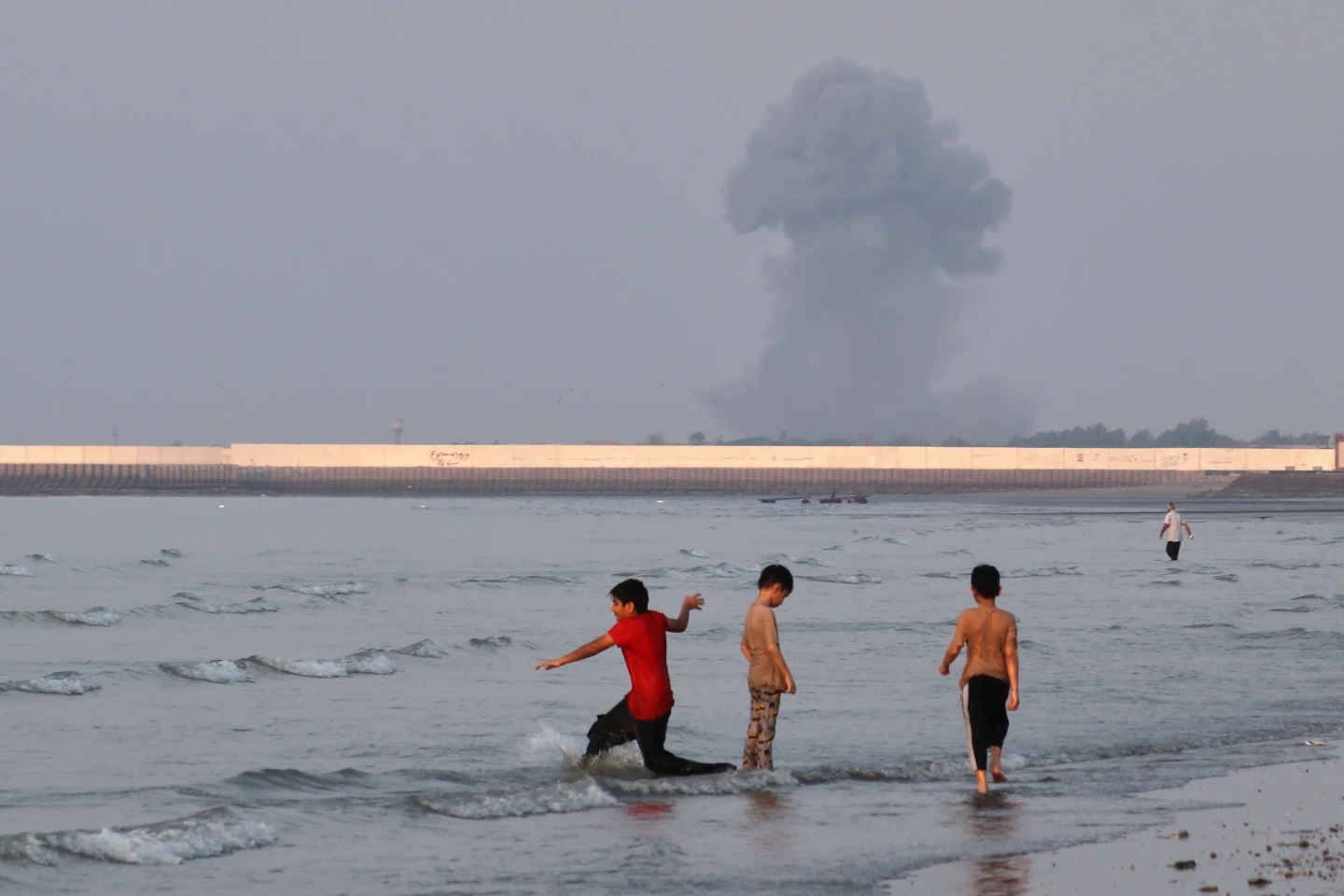 Rudal Iran Hantam Dua Kapal Tanker UEA di Selat Hormuz, 1...