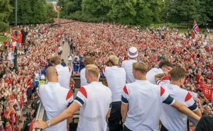 Timnas Norwegia Disambut Ribuan Warga Oslo dengan Selebrasi “Viking Row”