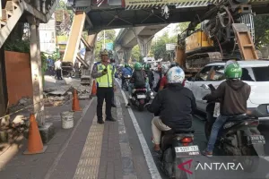 Truk Pengangkut Alat Berat Tersangkut JPO Tendean, Polisi Jelaskan Kronologinya