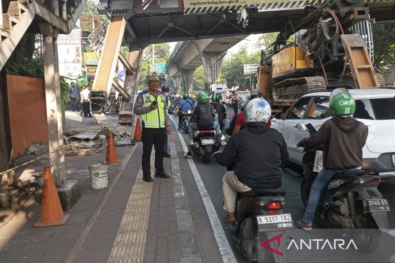 Truk Pengangkut Alat Berat Tersangkut JPO Tendean, Polisi...
