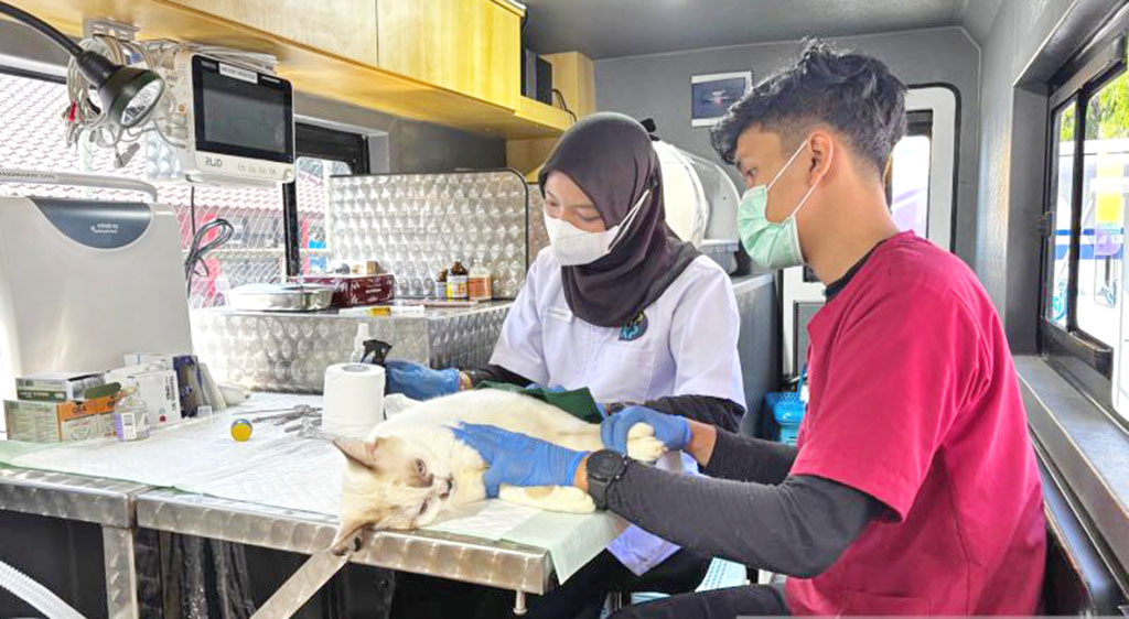Warga Cempaka Putih Barat Manfaatkan Layanan Klinik Hewan Keliling
