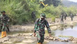 Cegah Pencemaran, Marinir TNI AL Patroli di Sungai Cileungsi 