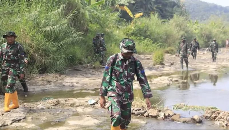 Cegah Pencemaran, Marinir TNI AL Patroli di Sungai Cileun...