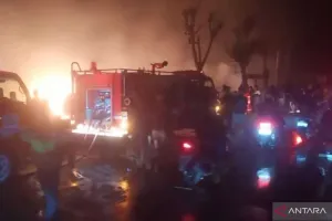 Delapan Unit Armada Dikerahkan untuk Atasi Kebakaran Lapak Palet di Bekasi
