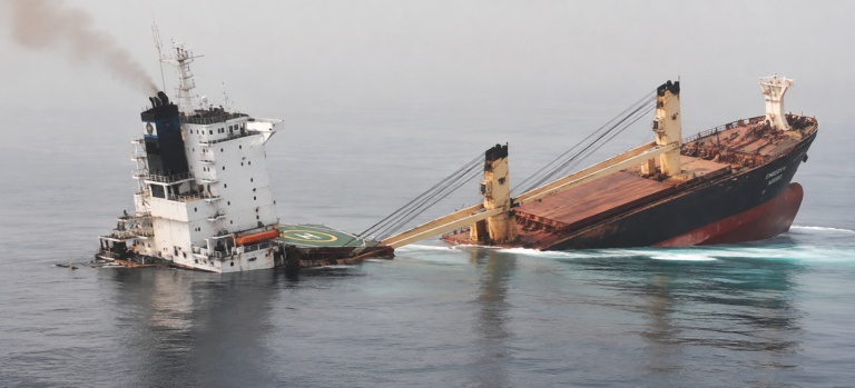 Kapal Kargo Tenggelam setelah Bertabrakan Dekat Selat Hormuz