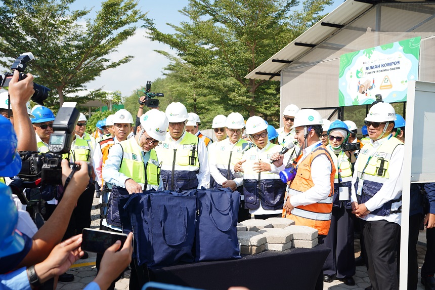 Menko Pangan Anugerahkan Gelar Pelabuhan Terbaik Nasional kepada Petrokimia Gresik.