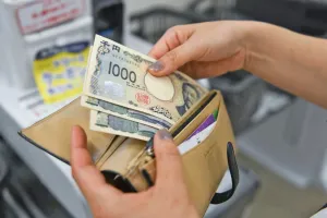 Yen Lemah Bikin Dompet Tipis, Warga Jepang Pilih di Rumah Saat Liburan Musim Panas