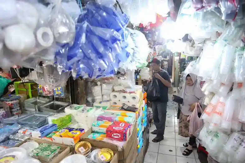 Banjir Plastik Impor Murah, Pakar Ingatkan Risiko PHK Jutaan Pekerja