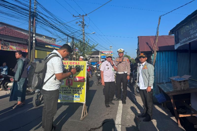 Longsor di Jalan Sungai Lulut KM 5,5 Satlantas Polresta B...