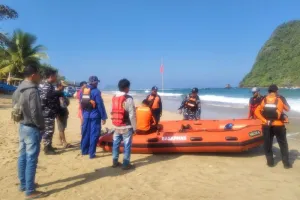 Pemancing Hilang Terseret Ombak di Pantai Pulau Merah, Operasi SAR Masih Berlangsung.