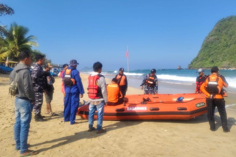 Pemancing Hilang Terseret Ombak di Pantai Pulau Merah, Op...