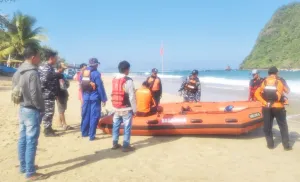 SAR Banyuwangi Cari Pemancing Tenggelam di Pantai Pulau Merah