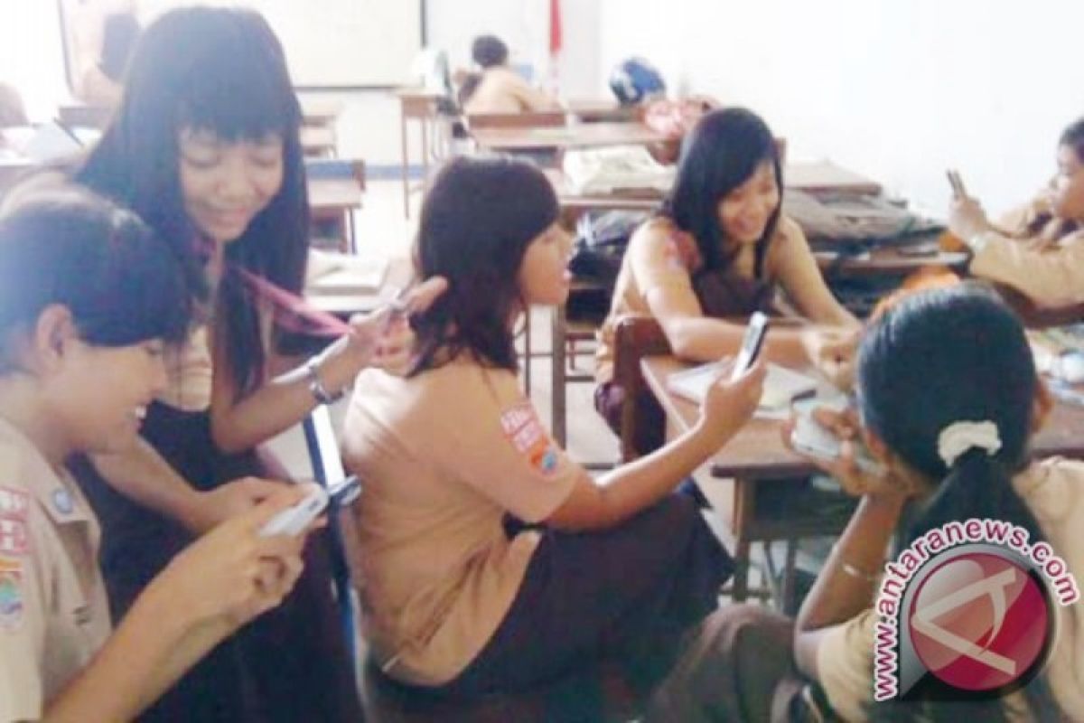 Batasi Gawai di Sekolah, Menkomdigi Sebut PP Tunas Jadi A...