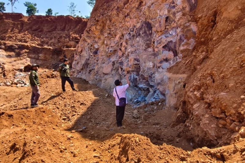 ESDM Soroti Tambang Andesit Tanpa Izin di Jepara, Berpote...
