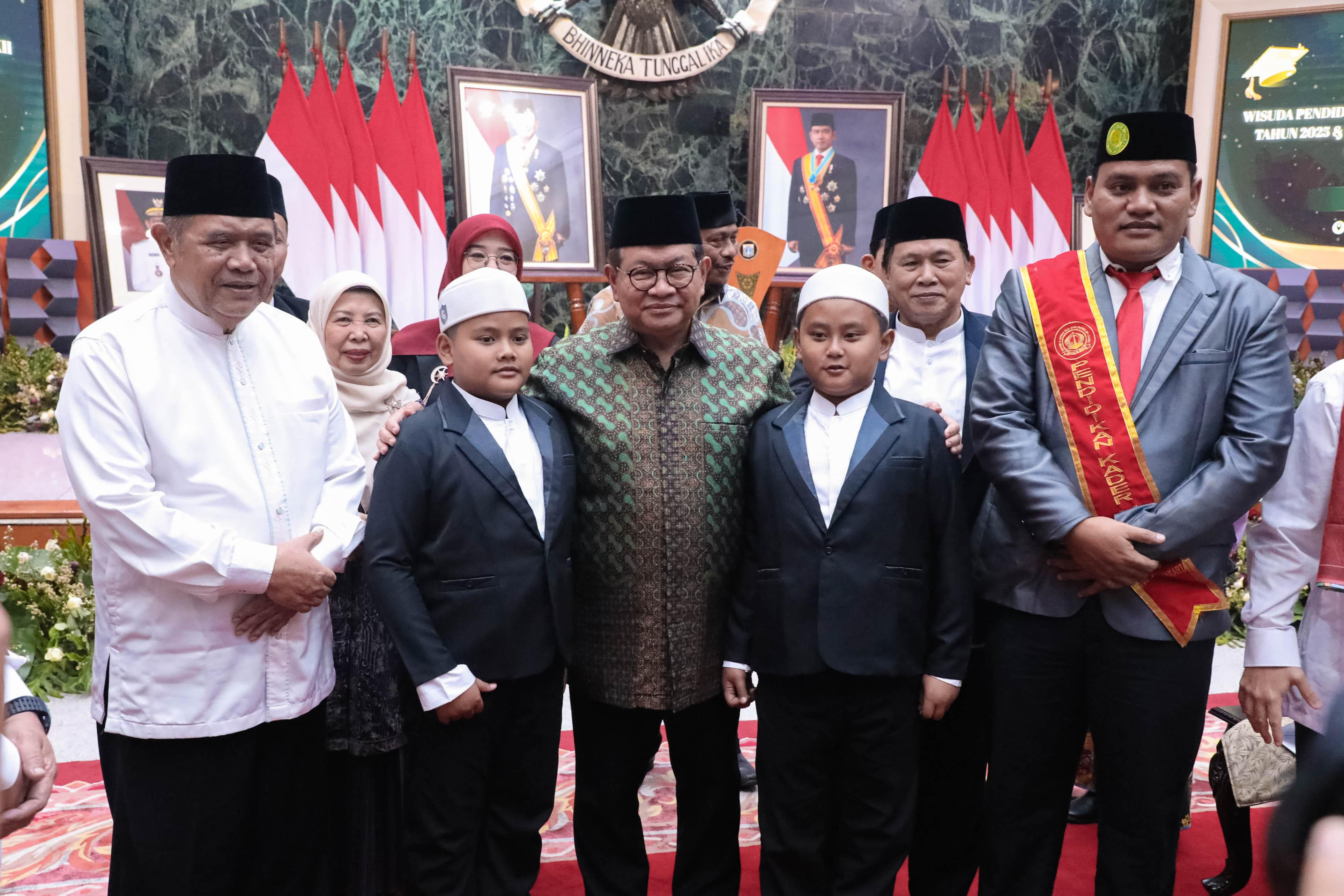 Gubernur Pramono Anung Beri Lulusan PKM Ruang Dakwah di M...