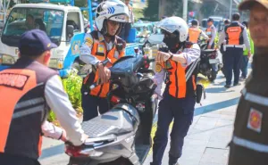 Jaksel Tertibkan Motor Parkir Liar di Trotoar Depan ITC Kuningan