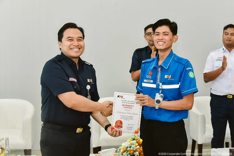 KAI Services Beri Penghargaan Petugas Kebersihan yang Kem...