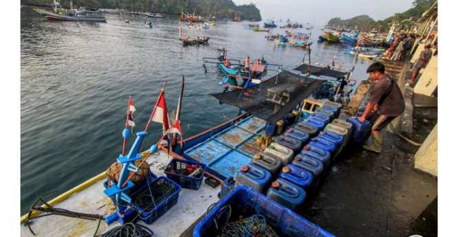 KKP: Penyaluran BBM Solar Rp15.000 per Liter bagi Nelayan...