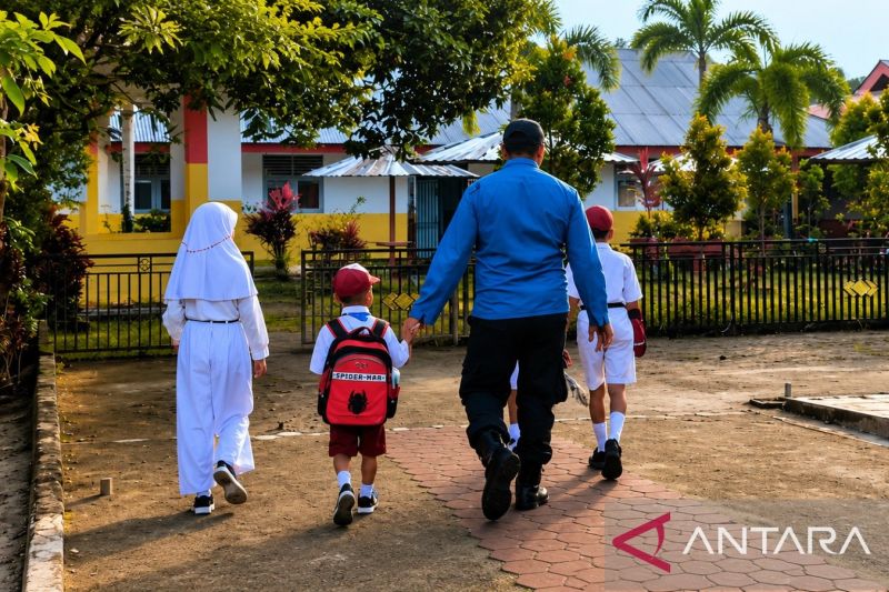Mentari Pagi di Ambon: Momen Anak SD Menggenggam Tangan Ayah Sebelum Masuk Sekolah.