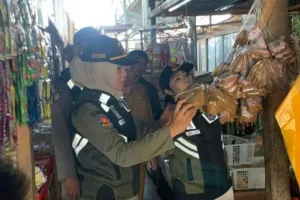 Satpol PP Mataram Gencarkan Razia Rokok Ilegal di Pasar Tradisional