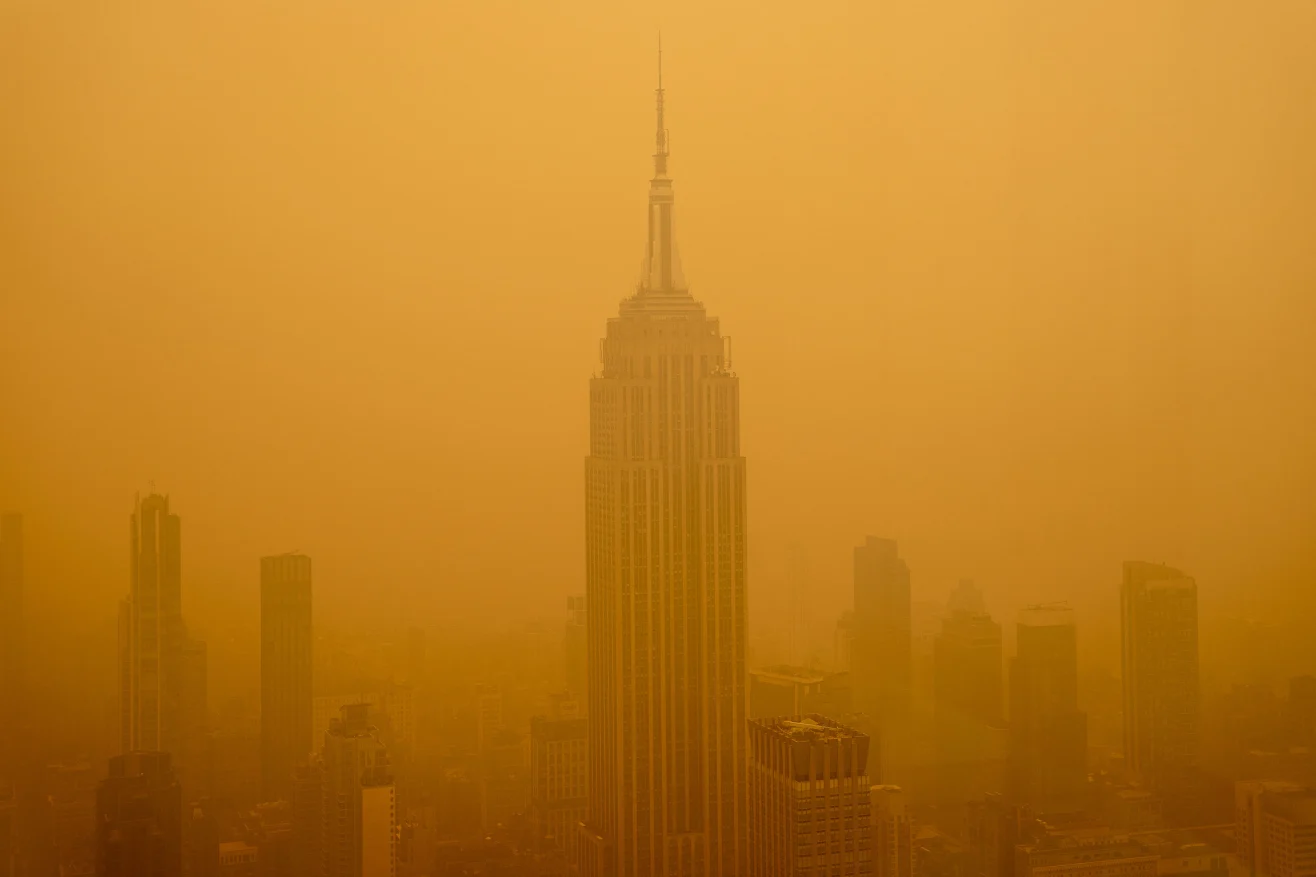 Hutan Kanada Dilahap Kebakaran Hebat, Langit New York Ber...