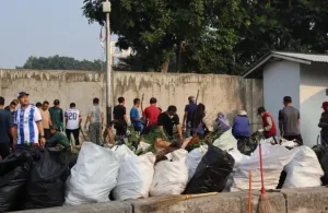 Lima Ton Sampah Berhasil  Dangkat dari Sungai di Pasirluyu Bandung
