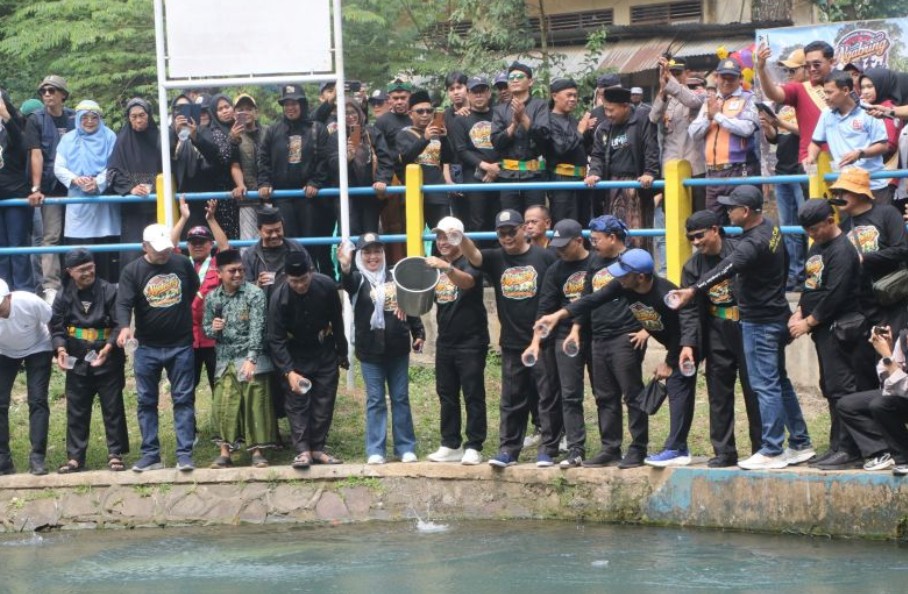 Menebar 20 Ribu Benih Ikan ...