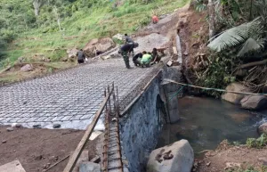 Pembangunan Jembatan Armco ...