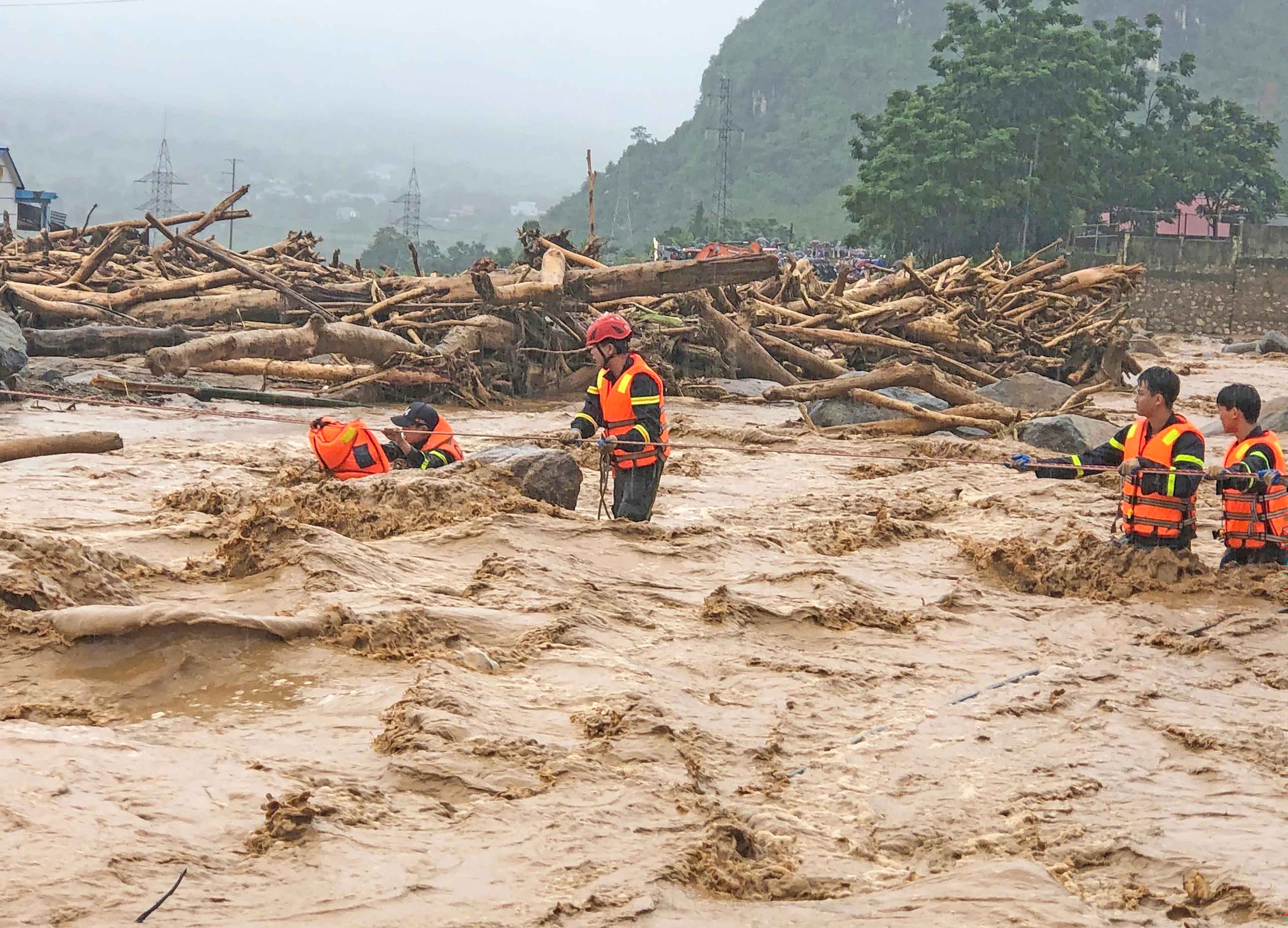 Banjir Bandang dan Longsor Landa Vietnam