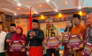 Bupati Kubu Raya Serahkan Insentif untuk 1.946 Guru Ngaji dan Petugas Fardu Kifayah