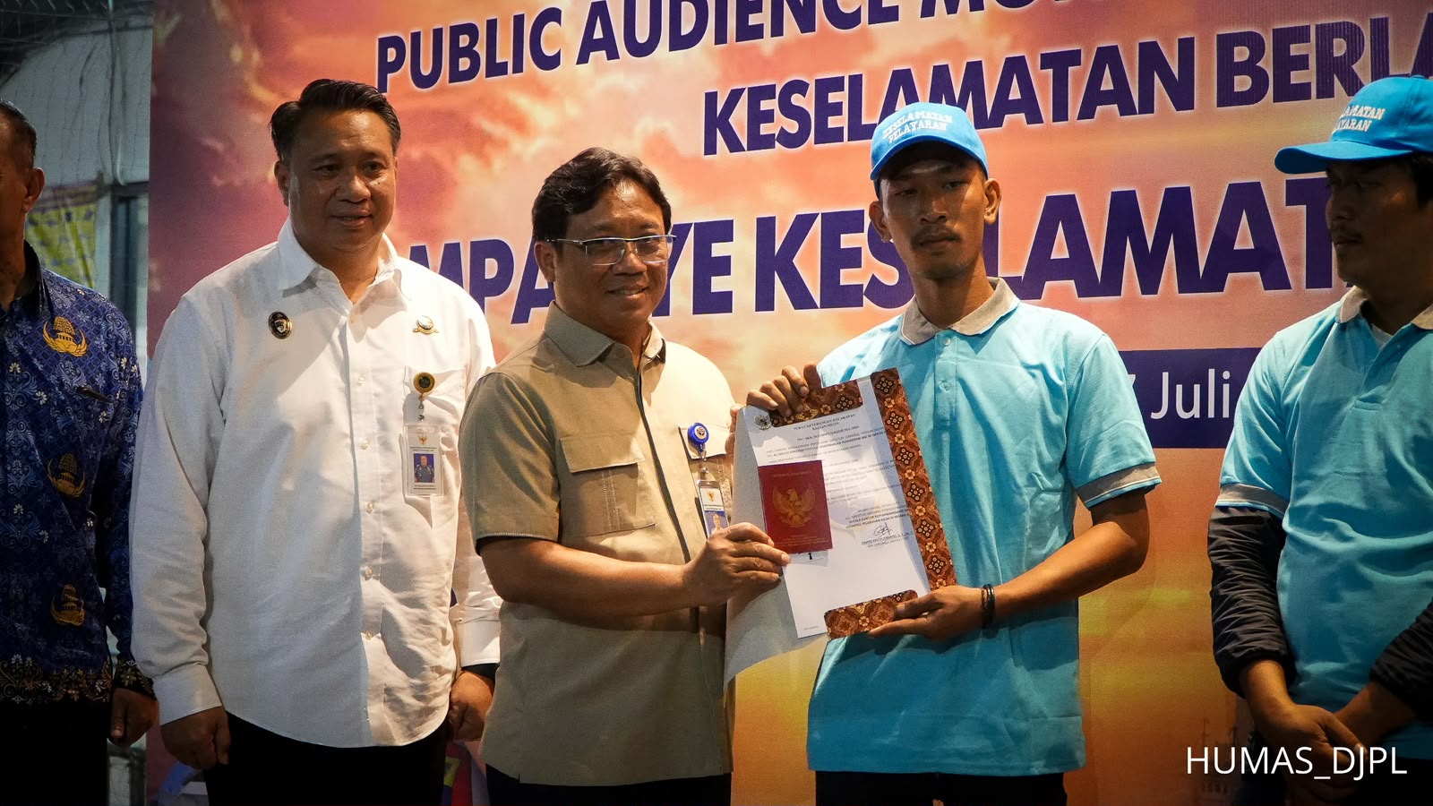 Perkuat Budaya Keselamatan Berlayar, Kemenhub Serahkan 15...