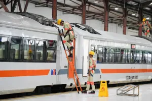 Petugas KAI Services Jaga Pasokan Air Bersih sepanjang Perjalanan Kereta