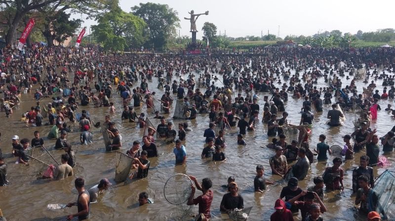 Rayakan HUT Klaten, Ribuan Orang Tumpah Ruah Ikuti Tradis...