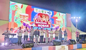 Sambil Dukung Tim Jagoan di...